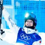 Eileen Gu strahlt bei den Olympischen Spielen. © ANSA / ALEX PLAVEVSKI