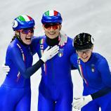 Elisa Confortola, Pietro Sighel und Arianna Fontana bei den Olympischen Spielen in Mailand. © APA/afp / JULIEN DE ROSA