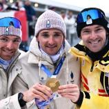 Emilien, Fabien und Florent Claude mit der Goldmedaille in Antholz. © APA/afp / MARCO BERTORELLO
