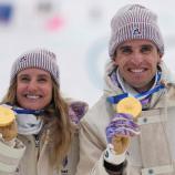 Emily Harrop und Thibault Anselmet freuen sich über Gold. © APA/afp / DIMITAR DILKOFF