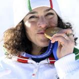 Federica Brignone küsst ihre Goldmedaille. © ANSA / DANIEL DAL ZENNARO