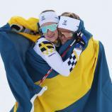 Frida Karlsson (rechts) und Ebbba Anderson (links) fielen sich im Ziel in die Arme. © APA/afp / ANNE-CHRISTINE POUJOULAT