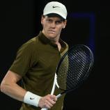 Jannik Sinner greift am Montag wieder ein. © APA/afp / IZHAR KHAN