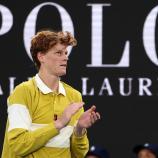 Jannik Sinner hat für Dorothea Wierer nur Applaus übrig. © APA/afp / MARTIN KEEP