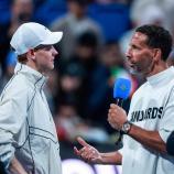 Jannik Sinner (links) wurde nach der ersten Runde von Ex-Fußballer Rio Ferdinand (rechts) interviewt. © APA/afp / KARIM JAAFAR