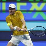 Jannik Sinner spielt in Doha um den Halbfinal-Einzug. © APA/afp / KARIM JAAFAR