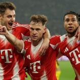 Joshua Kimmich (in der Mitte) schoss den FC Bayern spät zum Sieg in Dortmund. © ANSA / FRIEDEMANN VOGEL