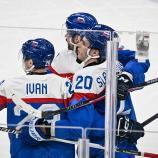 Juraj Slafkovsky (rechts) traf doppelt. © APA/afp / ALEXANDER NEMENOV