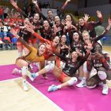 Katja Eckl (hintere Reihe, Zweite von links) und Busto Arsizio bejubeln den Play-off-Einzug.