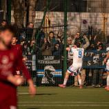 Manuel Brusco (hier am Zaun) fällt eine Weile aus. © FC Obermais