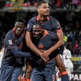 Marcus Thuram trägt Torschütze Andy Diouf auf seinem Rücken. © ANSA / MATTEO BAZZI