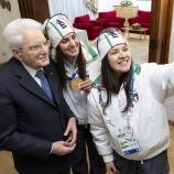 Marion Oberhofer (rechts) knipst mit Andrea Vötter (Mitte) und Sergio Mattarella ein Selfie. © ANSA / Paolo Giandotti