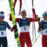 Mathis Desloges, Johannes Høsflot Klæbo und Martin Løwstrøm Nyenget (v.l.n.r.) nach dem Olympia-Skiathlon. © ANSA / FILIP SINGER