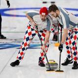 Norwegens Curling-Hosen sind ein Hingucker. © APA/afp / TIZIANA FABI