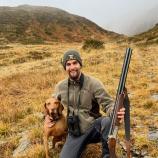 Patrick Baumgartner (hier mit Hündin Laika) liebt es, durch Wipptaler Bergwelt zu streifen.