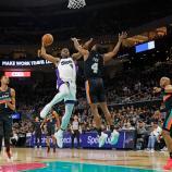 Precious Achiuwa (Mitte) und die Kings können doch noch gewinnen. © APA / RONALD CORTES