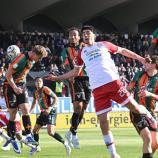 Raphael Kofler (vorne) lieferte mit dem FC Südtirol Venezia einen harten Kampf. © DLife/Luca Ognibene