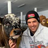 Roland Fischnaller ist mit Leib und Seele Bauer – und nebenbei auch noch ein ganz guter Snowboarder. © Instagram