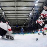 Schweiz-Keeper Leonardo Genoni zeigte eine bärenstarke Leistung, konnte die Niederlage aber nicht verhindern. © APA/afp / PETR DAVID JOSEK