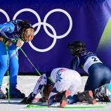 Thea Louise Stjernesund und Sara Hector verneigen sich vor Federica Brignone. © APA/afp / STEFANO RELLANDINI