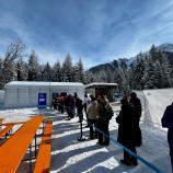 Vor den Fanshops bilden sich regelmäßig lange Menschenschlangen.