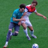 Alessandro Capobianco (St. Martin Moos, links) im Zweikampf mit Rittens Klaus Tauferer (rechts).