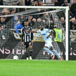 Der Ball liegt im Tor, Juves Jeremie Boga (rechts) dreht jubelnd ab. © ANSA / Alessio Marini