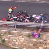 Der Sturz von Debora Silvestri über die Leitplanke.