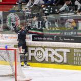 Die Adler und ihre Fans jubeln: Der Viertelfinalsieg gegen Asiago ist perfekt. © BK Photo