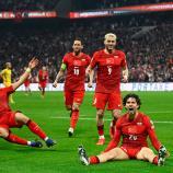 Die türkischen Spieler jubeln mit Torschütze Ferdi Kadioglu (vorne rechts). © APA/afp / YASIN AKGUL