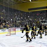 Die Wölfe und ihre Fans feiern den Einzug ins Halbfinale. © HCP/Iwan Foppa