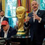 Donald Trump (links) und Gianni Infantino (rechts) bei einem Event im Weißen Haus. © APA / CHIP SOMODEVILLA