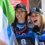 Elena Curtoni freut sich mit Sensationsfrau Asja Zenere. © APA/afp / ANDREAS SOLARO