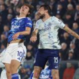 Für Nico Paz war an Francesco Acerbi kein Vorbeikommen. © ANSA / Roberto Bregani