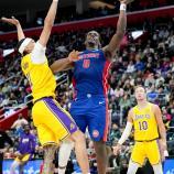 Jalen Duren (recht) und Detroit bremsten die Los Angeles Lakers aus. © APA / NIC ANTAYA