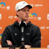 Jannik Sinner wartet auf sein Auftaktmatch bei den Miami Open. © APA / MATTHEW STOCKMAN