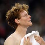 Jannik Sinner zeigte sich nach seinem Viertelfinaleinzug sichtlich erleichtert. © APA / CLIVE BRUNSKILL