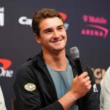 João Fonseca präsentiert sich vor dem erstmaligen Duell mit Jannik Sinner bester Laune. © APA / CHRIS UNGER