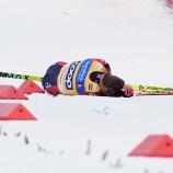 Johannes Høsflot Klæbo (mit dem gelben Trikot) lag lange am Boden. © APA/afp / LISE ASERUD