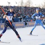 Julia Simon und Lisa Vittozzi (hinten) zählen auch am Samstag zu den Anwärterinnen auf das Podest. © ANSA / TOMS KALNINS