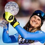 Laura Pirovano strahlt mit der Kugel in der Hand. © ANSA / JEAN-CHRISTOPHE BOTT