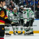 Lian Bichsel (Mitte) wird von seinen Dallas-Teamkollegen gefeiert. © APA / DEREK CAIN