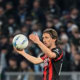 Luka Modric kassierte mit Milan eine Niederlage. © APA/afp / ALBERTO PIZZOLI