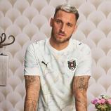 Marko Arnautovic präsentiert das Trikot. © APA / UNBEKANNT
