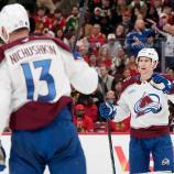 Martin Necas feiert seinen Treffer gegen die Blackhawks. © APA / PATRICK MCDERMOTT