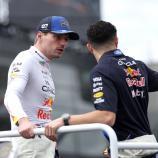 Max Verstappen (links) klagt über die neue Formel 1. © APA/afp / MARTIN KEEP