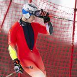 Mit offenem Anzug und ohne Startnummer rutschte Marco Odermatt ins Ziel. © ANSA / JEAN-CHRISTOPHE BOTT