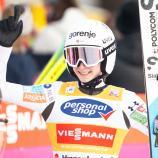 Nika Prevc ist die gefeierte Gesamtweltcupsiegerin. © APA / GEORG HOCHMUTH