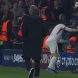 Pedro Neto warf den Balljungen zu Boden.