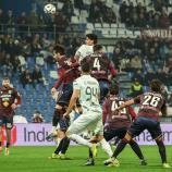 Raphael Kofler (ganz hinten) zeigte seine ganze Klasse per Kopf. © FC Südtirol